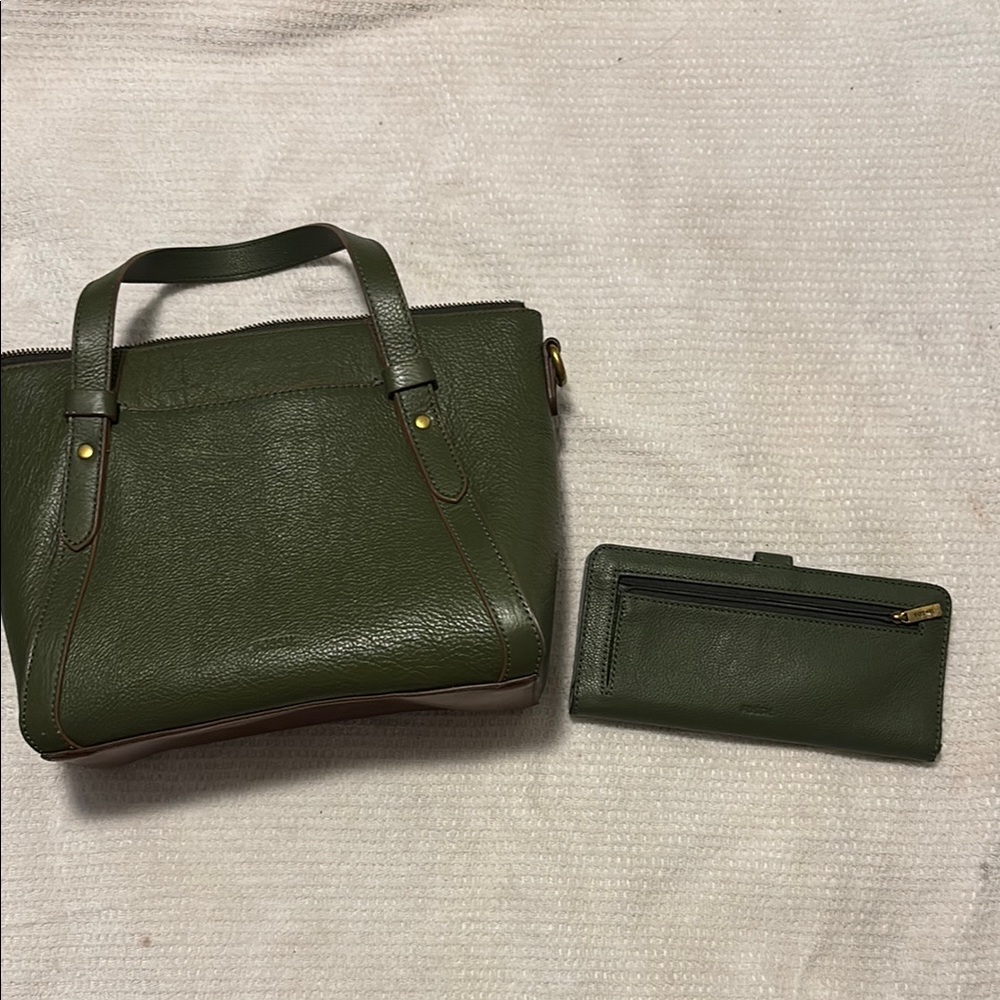 NWT Fossil Green Leather Tote and Wallet Set